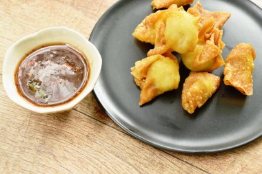  kızarmış gevrek Çin köfte ezmesi sarılmış yumurta bıldırcın daldırma tatlı ve baharatlı sos