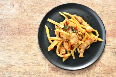  baharatlı tabakta gevrek domuz köri ile kızarmış bambu ateş karıştırın