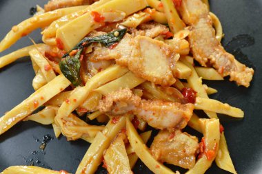  baharatlı tabakta gevrek domuz köri ile kızarmış bambu ateş karıştırın