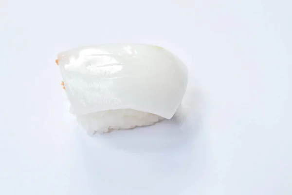 白い背景に漬けイカ寿司日本食 — ストック写真