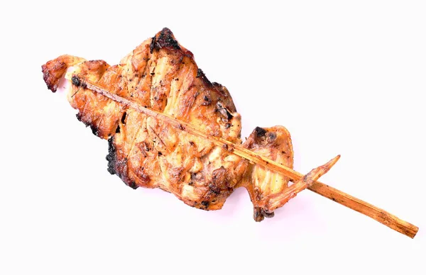 Ayam panggang di kayu tongkat pada latar belakang putih — Stok Foto