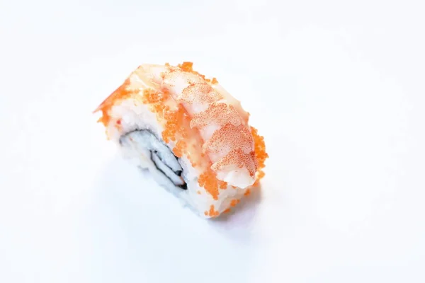 California roll topping shrimp Sushi comida japonesa sobre fondo blanco — Foto de Stock