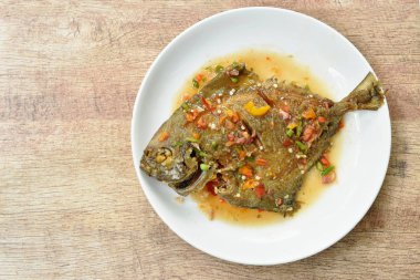  tabakta derin kızarmış beyaz pomfret sos baharatlı sos