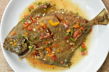  tabakta derin kızarmış beyaz pomfret sos baharatlı sos