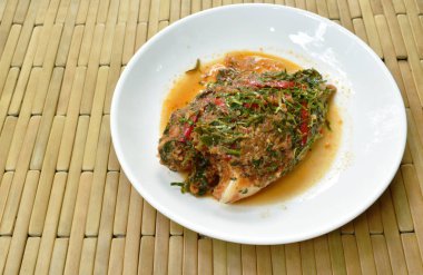  meyilli kızarmış mango balık sosu baharatlı ot sosu tabakta