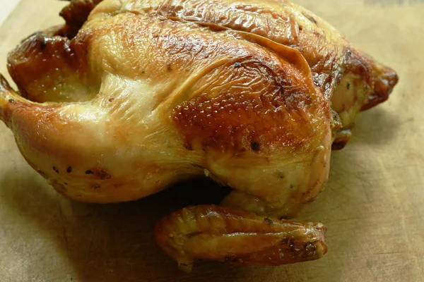 Pollo a la parrilla con salsa dulce en bloque de madera en la cocina casera — Foto de Stock