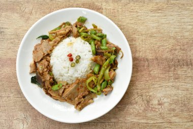  baharatlı tabakta pirinç kızarmış ördek eti köri karıştırın