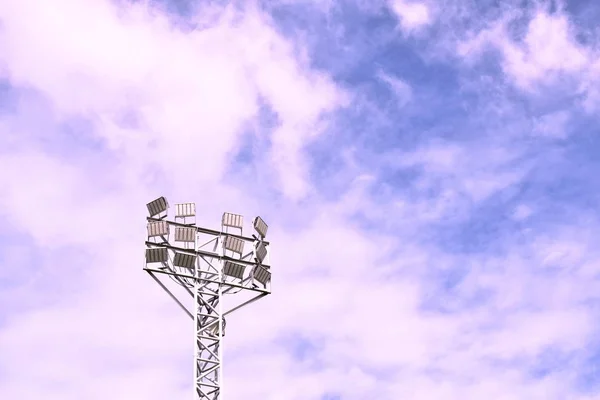 Fußballstadion Lampenstruktur auf blauem Himmel Hintergrund in sonnigem Tag — Stockfoto