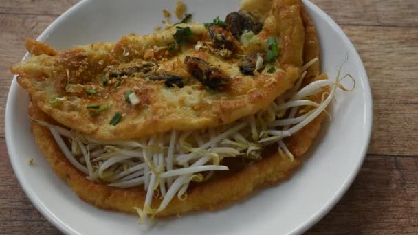 Fried Egg Stuffed Mussel Bean Sprout Topping Garlic Dressing Chili — Stock Video