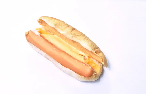 Hot Dog se sýrem Fast Food na bílém pozadí — Stock fotografie