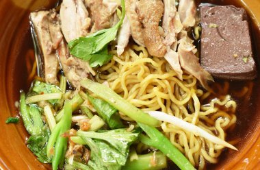  kase üzerinde Çin ot kahverengi çorba haşlanmış ördek ile yumurta erişte