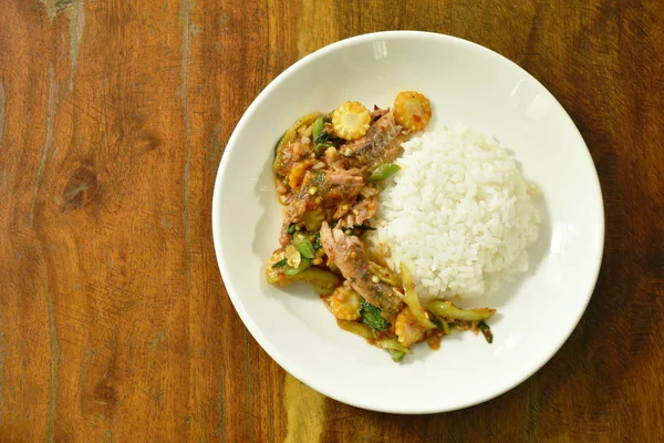 Bumbu goreng ikan sarden kalengan dengan cabai dan daun kemangi pada beras — Stok Foto