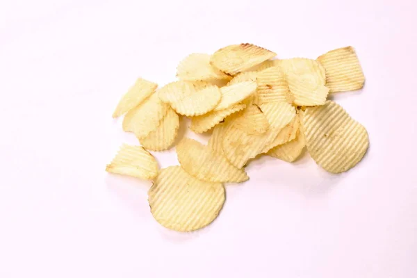 Хрусткі чіпси з солоної картоплі на білому тлі — стокове фото