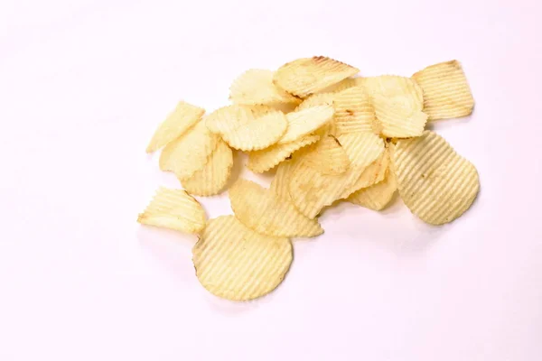 Knusprige Salzkartoffelchips auf weißem Hintergrund — Stockfoto