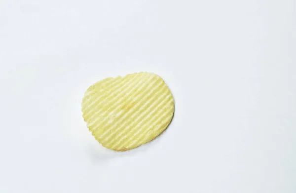 Croustillantes croustilles de pommes de terre au sel sur fond blanc — Photo