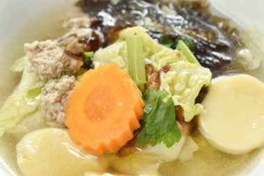  kasede kıymalı domuz eti ve lahana tepesi yosun çorbası ile haşlanmış yumurta tofu