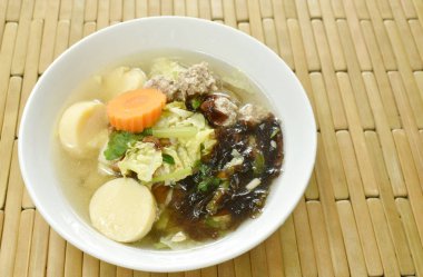  kasede kıymalı domuz eti ve lahana tepesi yosun çorbası ile haşlanmış yumurta tofu