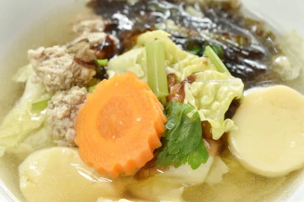 ゆで卵豆腐と豚肉のみじん切りとキャベツのトッピング海藻スープ — ストック写真