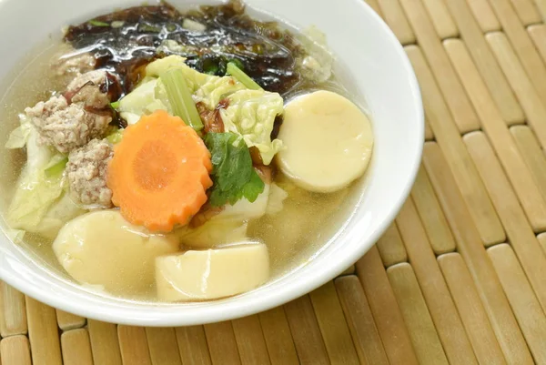 다진 돼지고기와 양배추 토핑 해초 수프를 곁들인 삶은 달걀 두부 — 스톡 사진