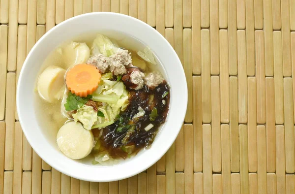 Uova sode tofu con carne di maiale macinata e cavolo topping zuppa di alghe sulla ciotola — Foto Stock
