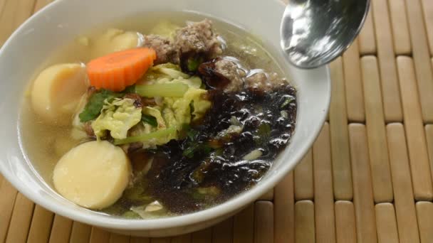 Boiled egg tofu with minced pork and cabbage topping seaweed soup on bowl scooping by spoon — Stock Footage Boiled Egg Tofu Minced Pork Cabbage Topping Seaweed Soup Bowl Stock Video