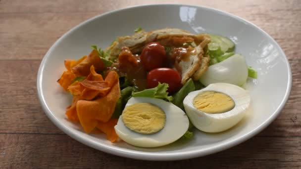 Salada Islâmica Vegetal Ovo Cozido Cobertura Crocante Frito Taro Vestir — Vídeo de Stock