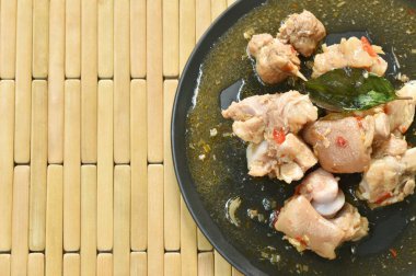  baharatlı tabakta fesleğen ile kızarmış domuz bacağı karıştırın