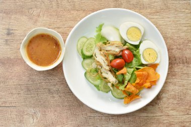  İslami salata sebze ve haşlanmış yumurta tabaktabaktabaktabaktabaktabak tabaktabak tabaktabak tabaktabak tabaktabak tabaktabak tabakta çıtır kızarmış taro sosu