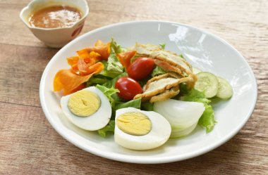  İslami salata sebze ve haşlanmış yumurta tabaktabaktabaktabaktabaktabak tabaktabak tabaktabak tabaktabak tabaktabak tabaktabak tabakta çıtır kızarmış taro sosu