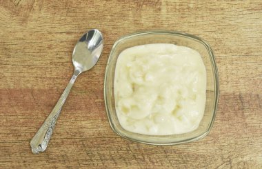  cam kase meyveyoğurt ve masada gümüş kaşık