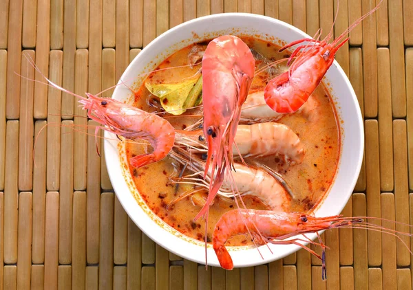Udang Rebus Jatuh Dalam Sup Pedas Thailand Atau Tom Yum — Stok Foto