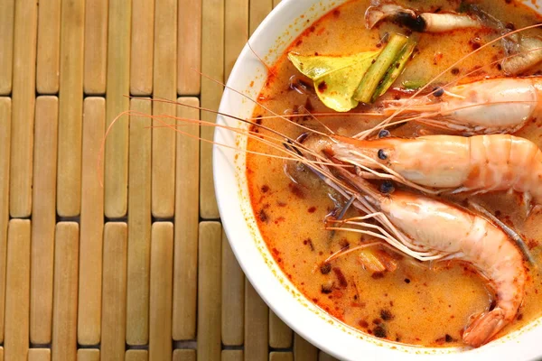 Udang rebus dengan herbal dalam sup pedas Thailand atau tom yum kung di mangkuk — Stok Foto