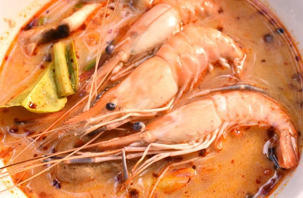 Főtt garnélarák gyógynövényes thai fűszeres leves vagy Tom Yum Kung-ra tál — Stock Fotó