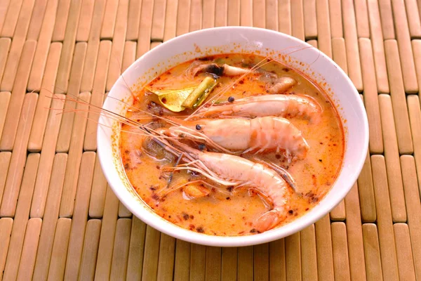 Boiled shrimp with herb in Thai spicy soup or tom yum kung on bowl — Stock Photo, Image