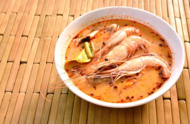  Tai baharatlı çorba veya Tom Yum Kung kase üzerinde ot ile haşlanmış karides