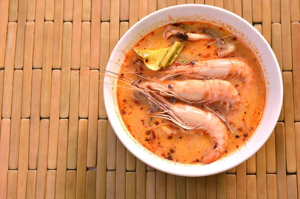 Udang rebus dengan herbal dalam sup pedas Thailand atau tom yum kung di mangkuk — Stok Foto