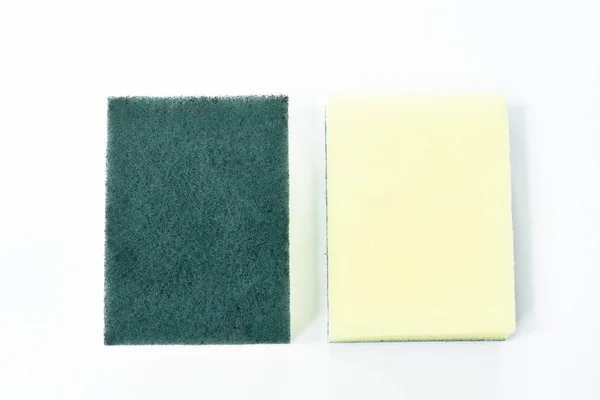 Желтый и зеленый мыть губки на белом фоне — стоковое фото