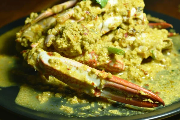 Mélanger le crabe-fleur frit dans du curry jaune sur une assiette — Photo