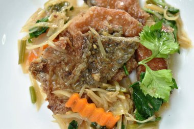  tabakta dilim zencefil ve kereviz ile derin kızarmış doğrayın balık