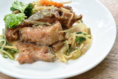  tabakta dilim zencefil ve kereviz ile derin kızarmış doğrayın balık