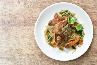  tabakta dilim zencefil ve kereviz ile derin kızarmış doğrayın balık