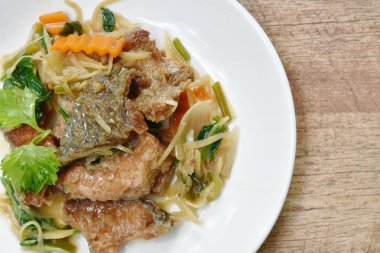  tabakta dilim zencefil ve kereviz ile derin kızarmış doğrayın balık