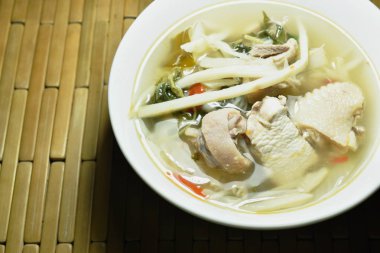  kase üzerinde pirzola tavuk çorbası ile baharatlı haşlanmış bambu ateş