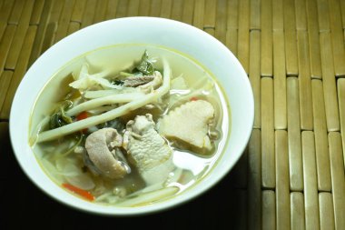  kase üzerinde pirzola tavuk çorbası ile baharatlı haşlanmış bambu ateş