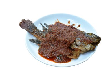 meyilli kızarmış mango balık sosu baharatlı balık sosu tabakta