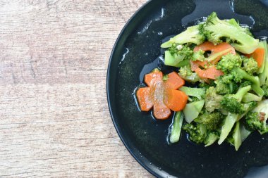  tabakta istiridye soslu dilim domuz eti ile kızarmış brokoli ve havuç karıştırın