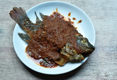  meyilli kızarmış mango balık sosu baharatlı balık sosu tabakta