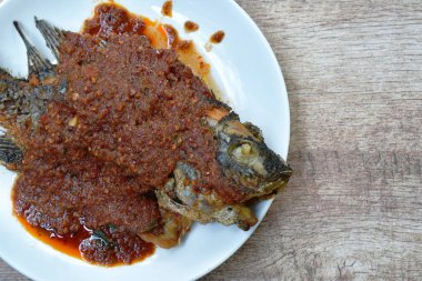  meyilli kızarmış mango balık sosu baharatlı balık sosu tabakta