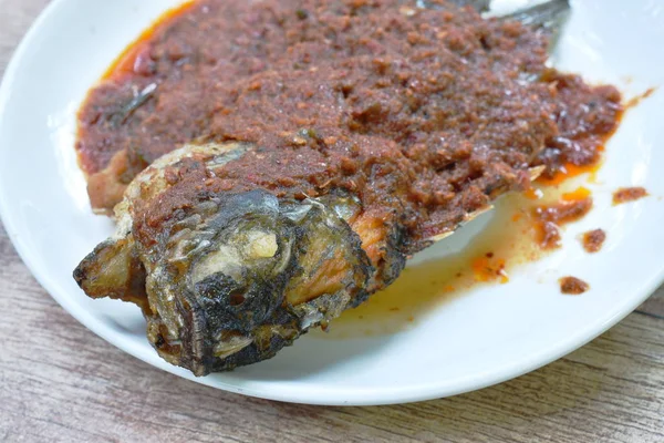 Massa de manga frita peixe molho picante molho de peixe no prato — Fotografia de Stock