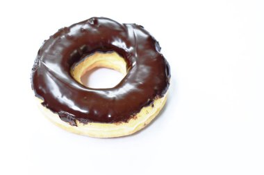  beyaz arka plan üzerinde çikolata kremalı çörekler